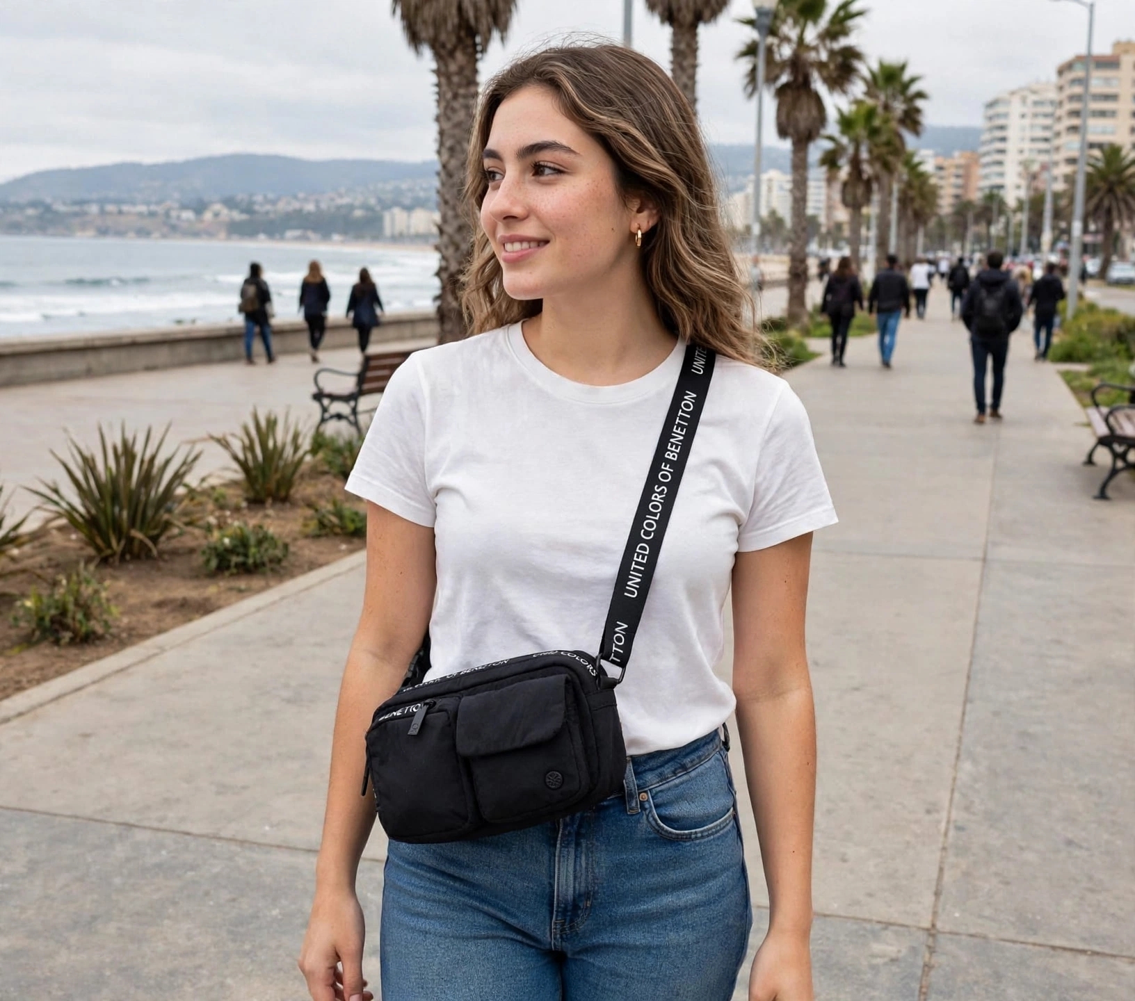 cartera es una crossbody negra de la marca United Colors of Benetton.