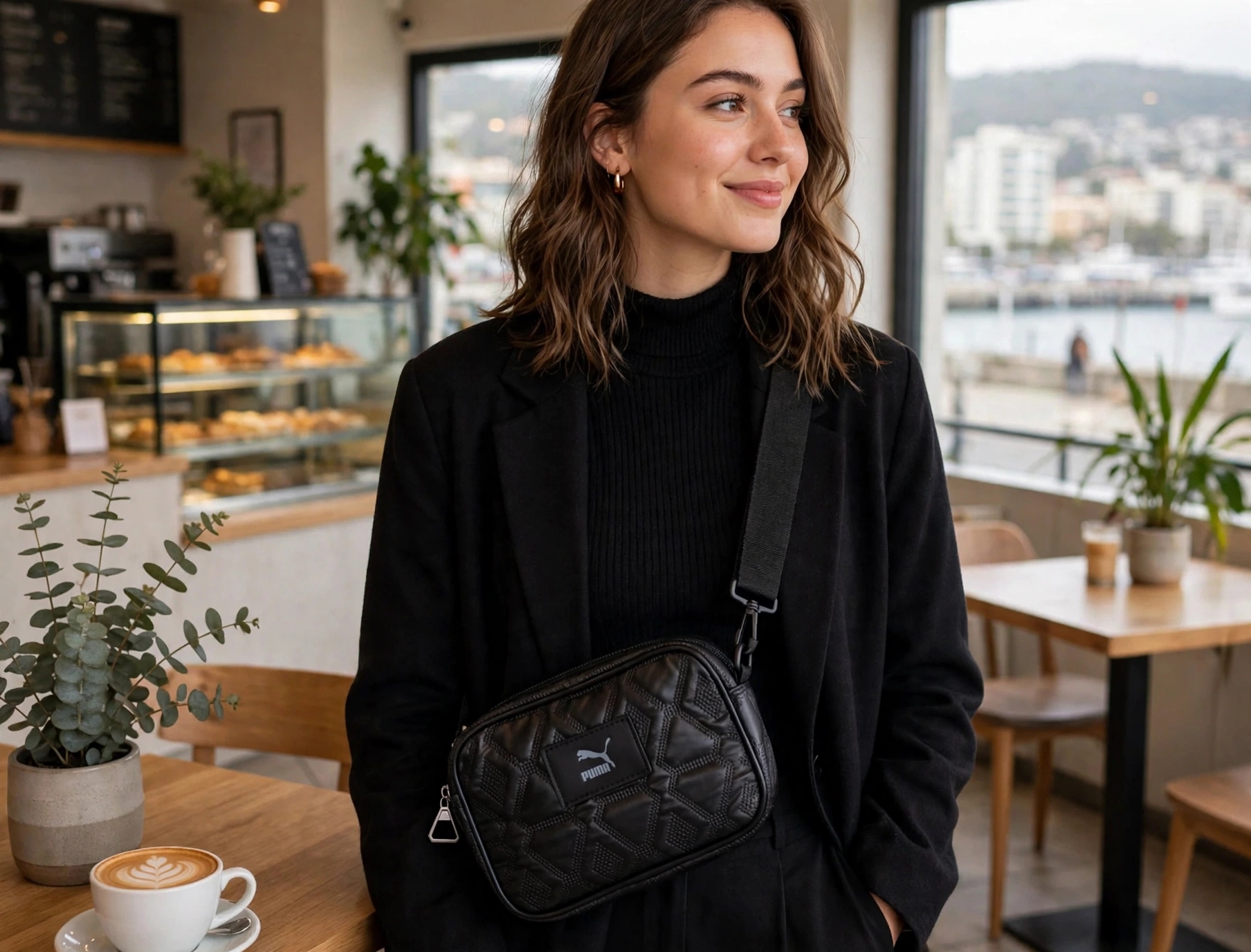 bolso bandolera es un Puma Prime Classics Archive Cross Body Bag en color negro con relieve geométrico y parche del logo