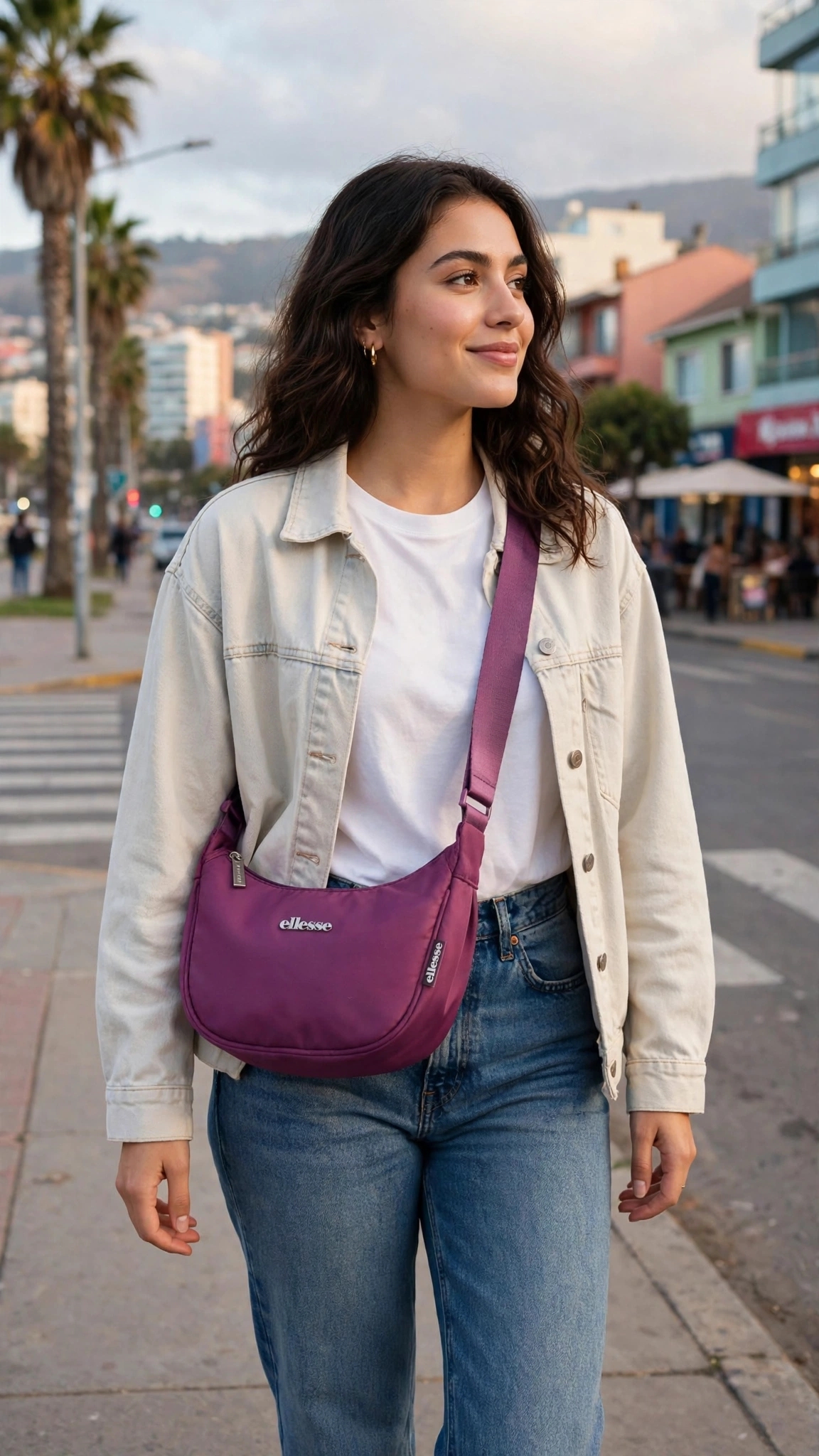 cartera es el modelo Clover Burgundy de la marca Ellesse