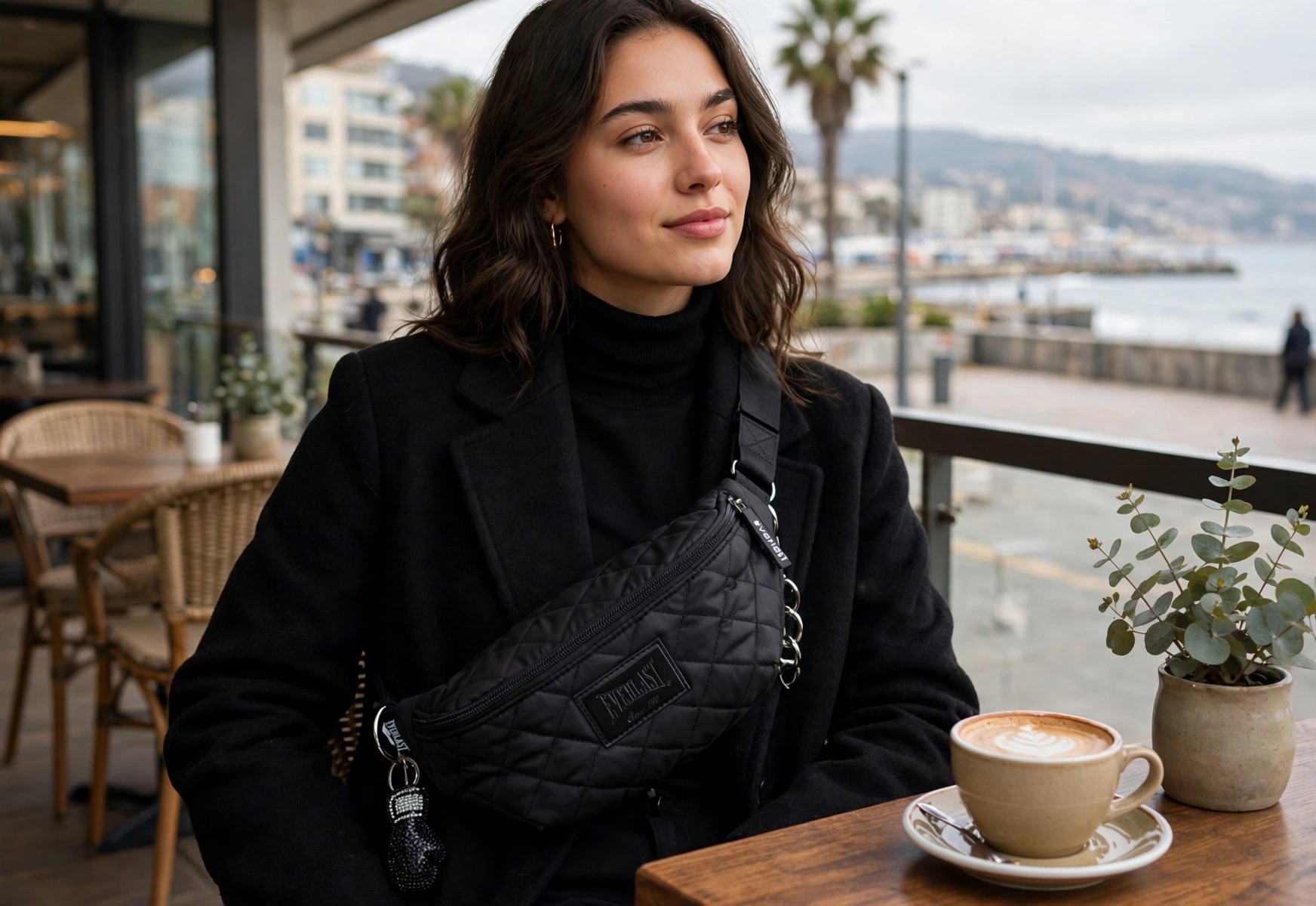 banano acolchado negro para mujer de la marca Everlast (modelo acolchado o Quiltd) que incluye un llavero decorativo de