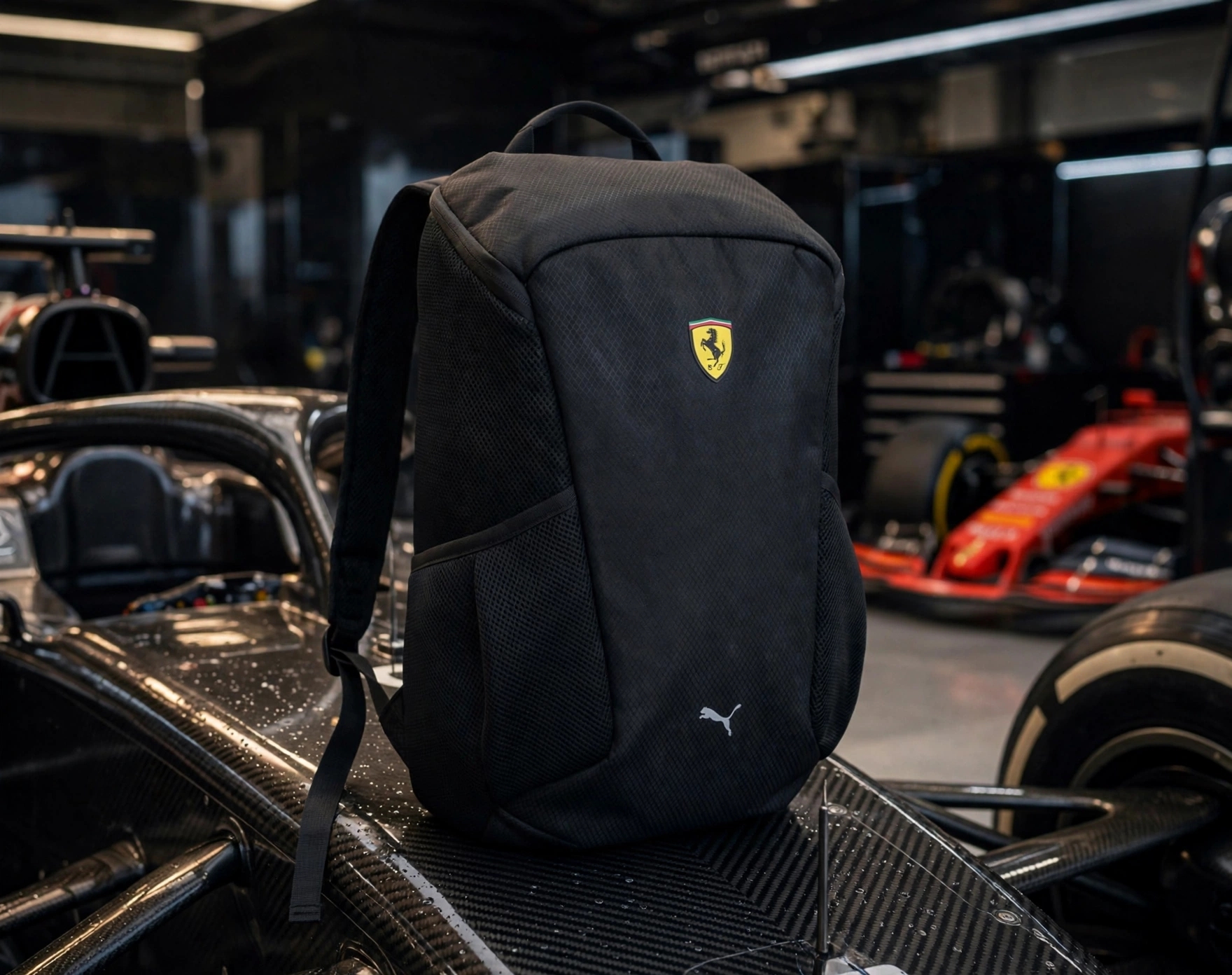 mochila es una Puma Scuderia Ferrari Large Backpack (modelo Scuderia Ferrari Race / F1 Team) de color negro