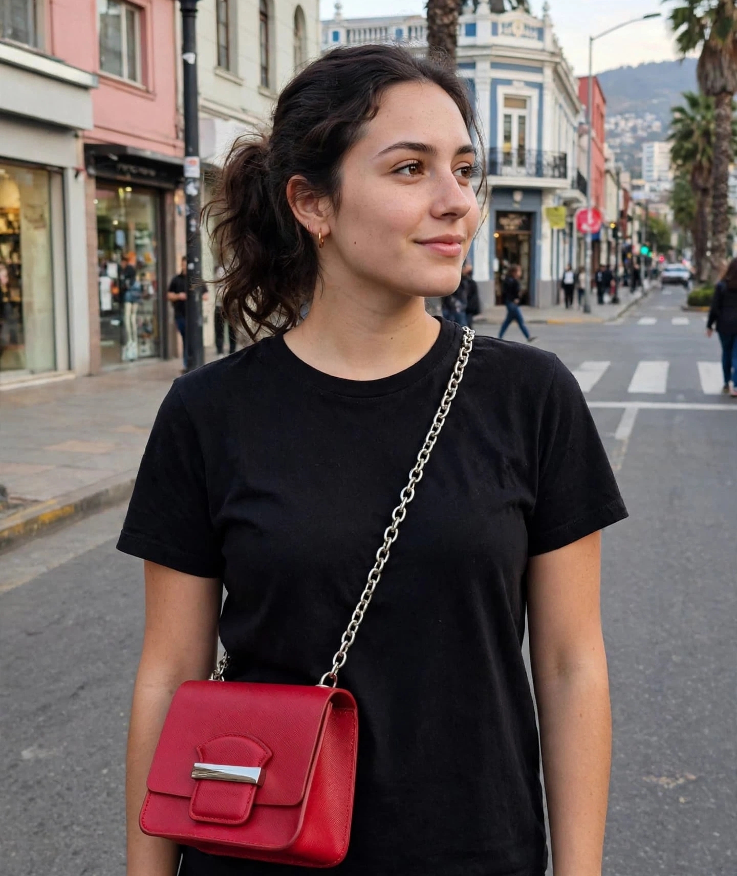 Bandolera roja de Zara con correa de cadena metálica y detalle de barra plateada en la solapa