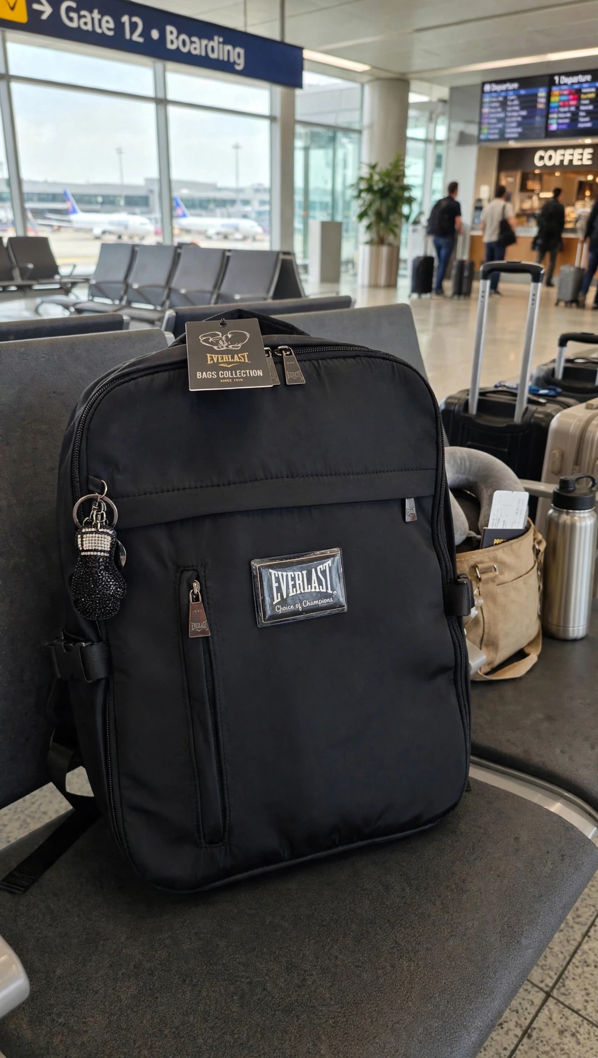 Mochila negra Everlast con parche de la marca en la parte frontal y llavero de guante de boxeo colgante.