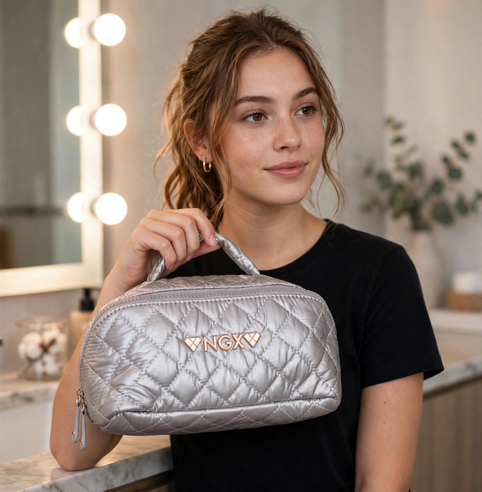 cosmetiquero acolchado gris de la marca NGX (modelo Quilted Pro2 en color gris).